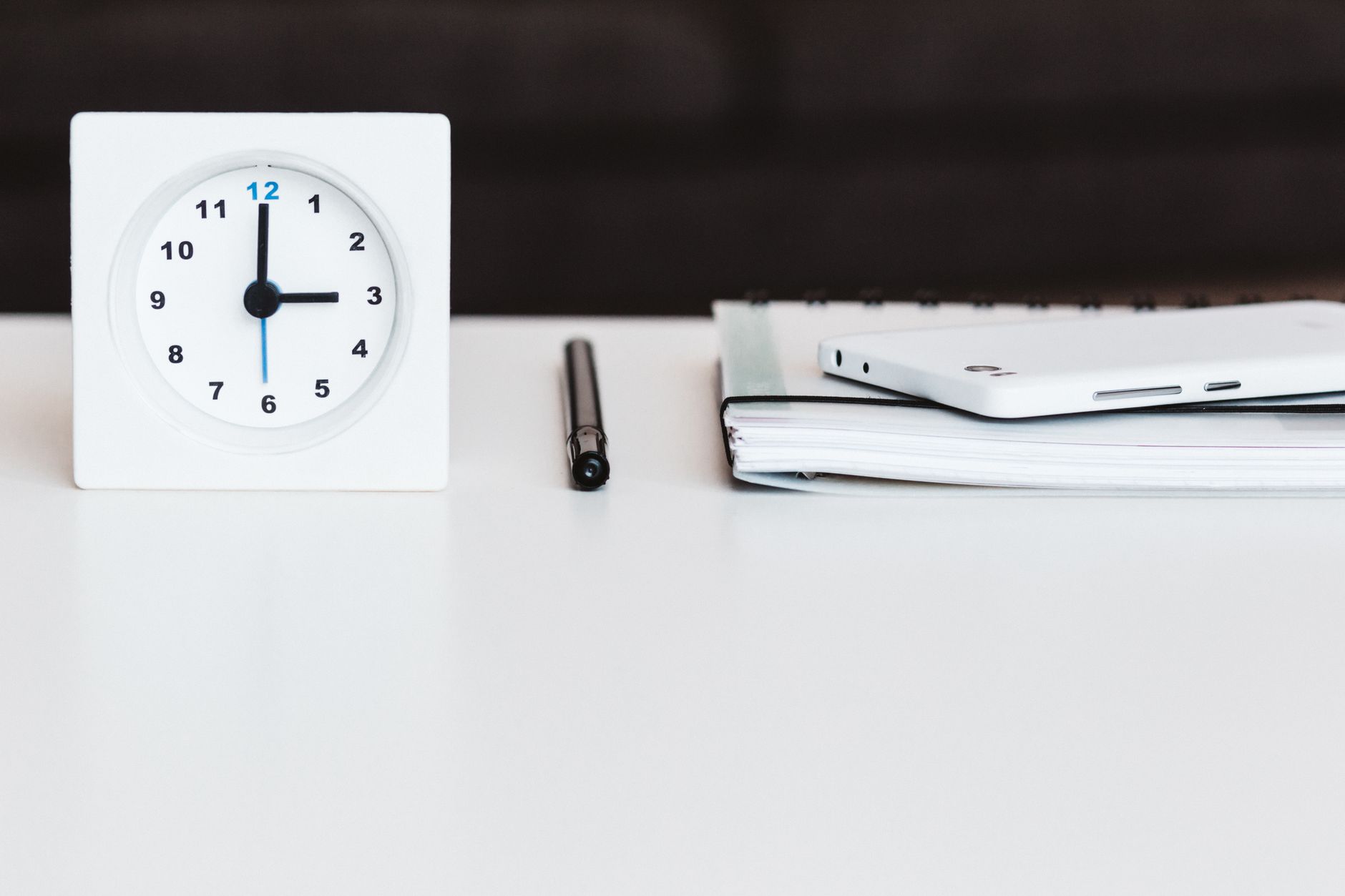 An open weekly planner on a desk with a morning block circled for focused work