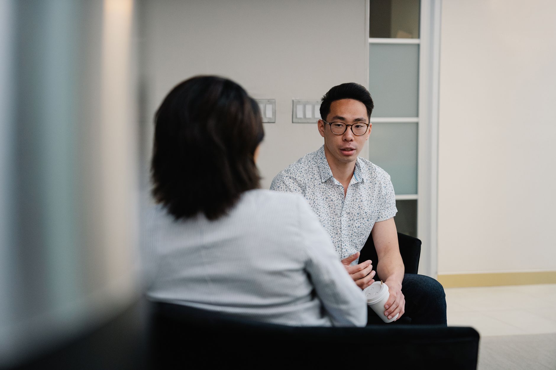 求職者在面試前於筆記本上寫下重點與具體案例