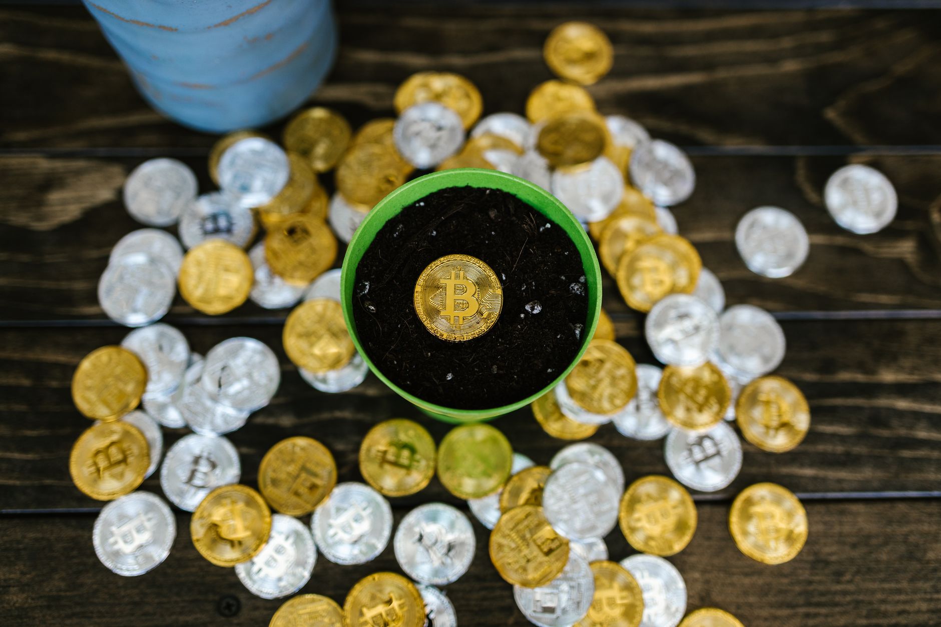 一排逐漸增高的硬幣堆疊,象徵本金隨時間慢慢累積成長