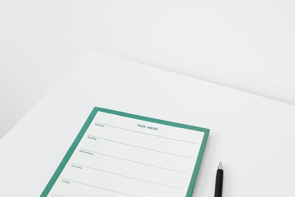 A minimalist weekly planner makes commitments and open capacity visible.